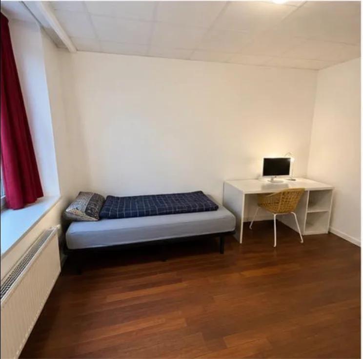 Student Room with Private Bathroom in Antwerp Center image 1