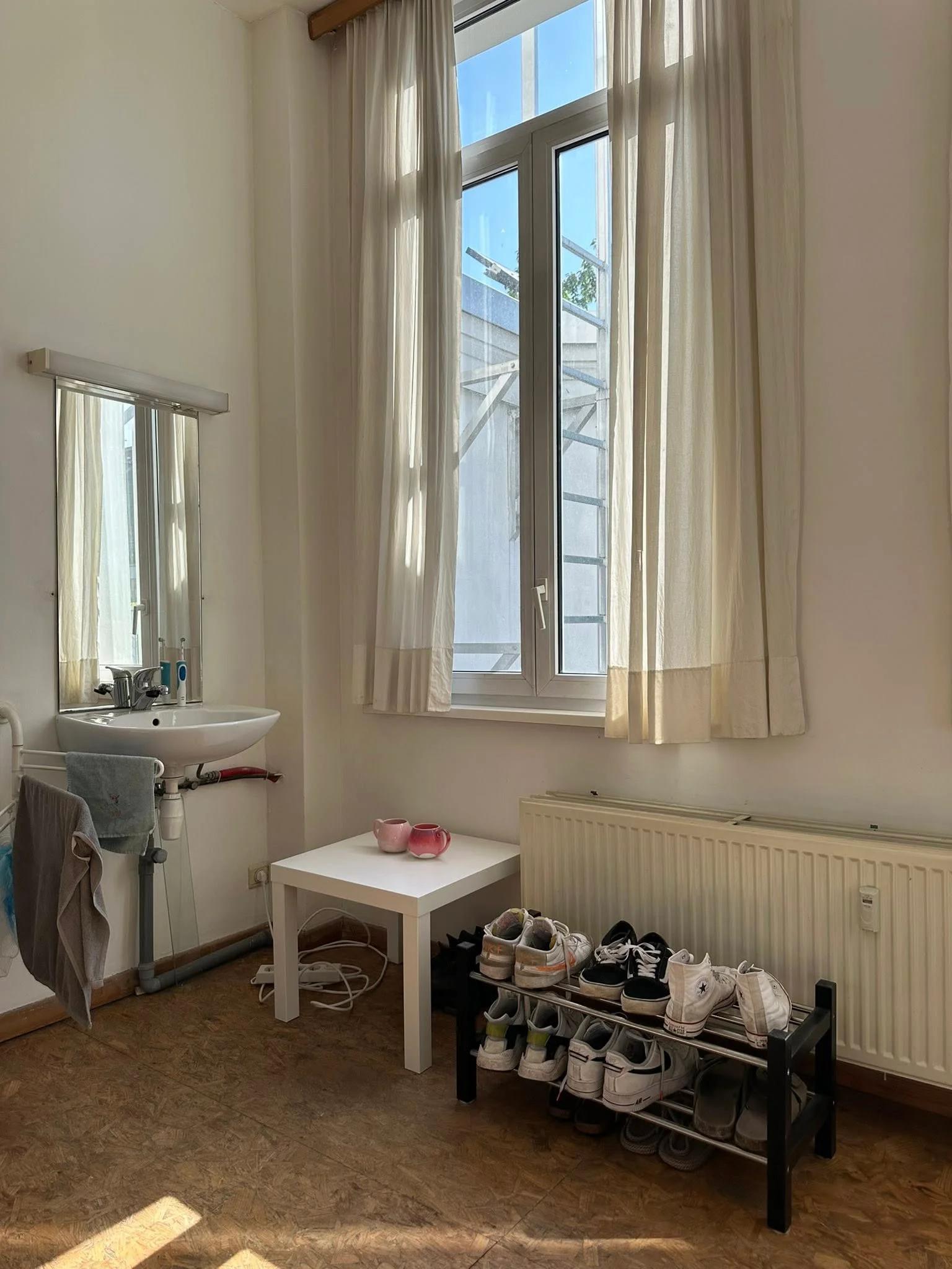 I’m looking for a student or young professional to take over my room. image 1